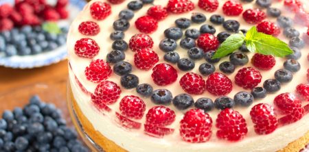 Sernik na zimno z owocami na biszkopcie