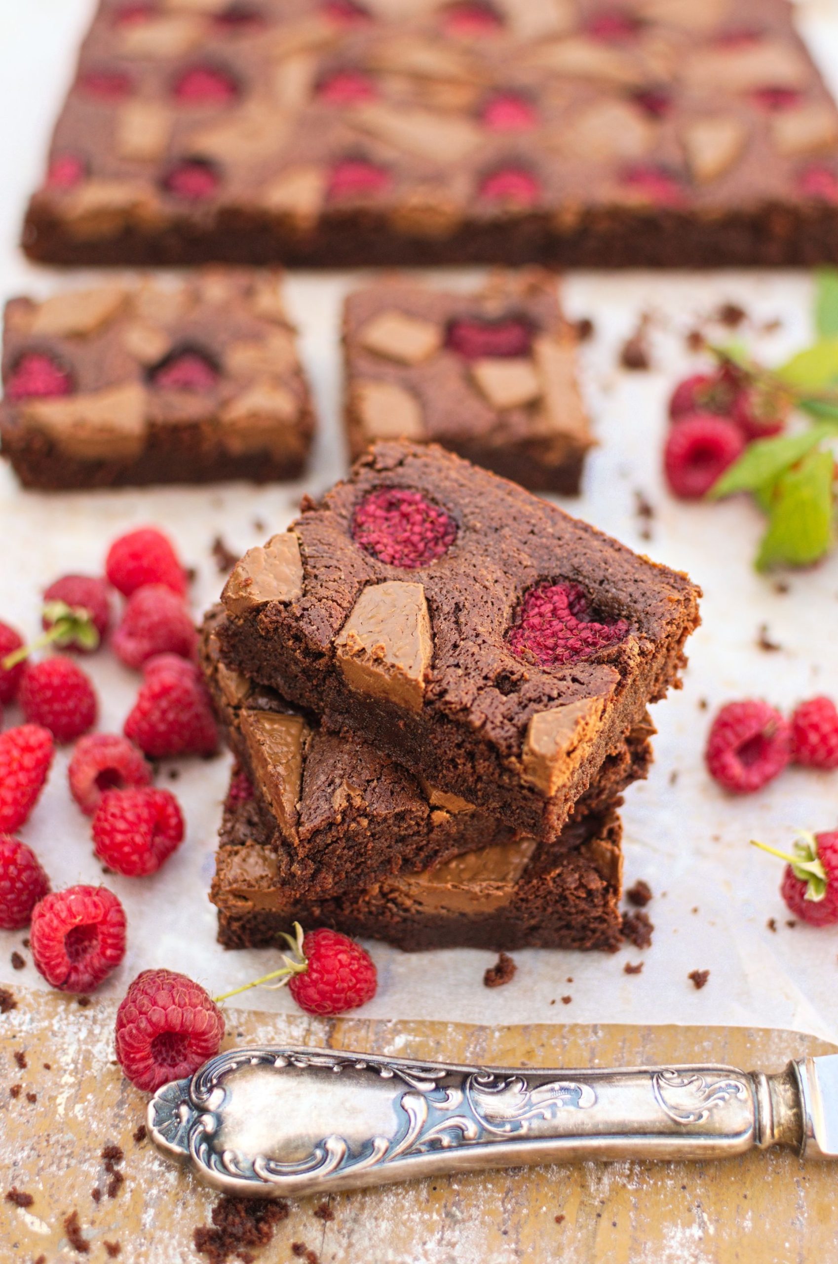 Brownie z malinami i mleczną czekoladą