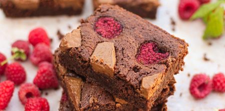 Brownie z malinami i mleczną czekoladą