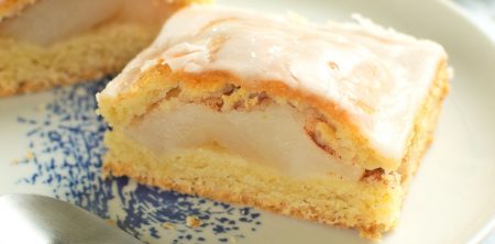 Szarlotka na serku homogenizowanym z połówkami jabłek