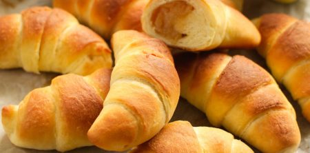 Maślane rogaliki z jabłkiem