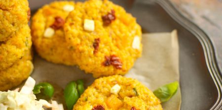 Wytrawne ciastka jaglane z dynią, fetą i suszonymi pomidorami