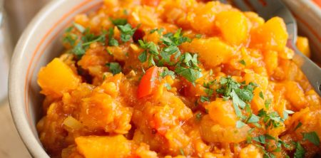 Dynia z soczewicą, papryką i pomidorami