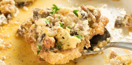 Schab zapiekany z boczkiem i pieczarkami pod śmietaną