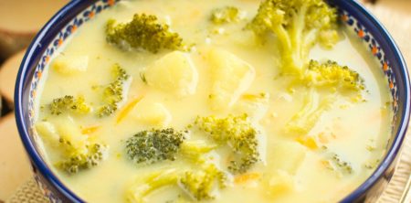 Zupa brokułowa z serkiem topionym