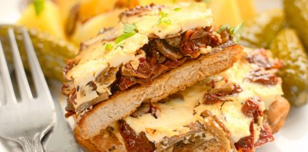 Schab zapiekany z suszonymi pomidorami i pieczarkami pod śmietaną