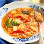 Schab zapiekany z suszonymi pomidorami i pieczarkami pod śmietaną