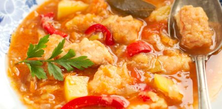 Zupa jarzynowa z kawałkami panierowanego łososia