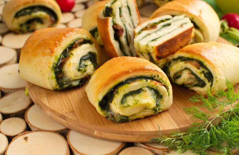 Bułeczki ze szpinakiem, suszonymi pomidorami, szynką i mozzarellą