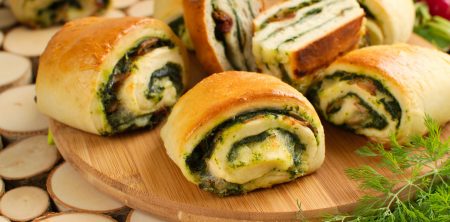 Bułeczki ze szpinakiem, suszonymi pomidorami, szynką i mozzarellą