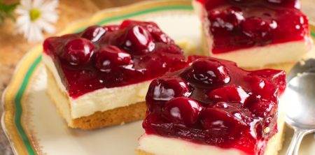 Kruche maślane ciasto z mascarpone i wiśniami