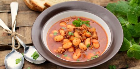 Fasola w sosie pomidorowym z mięsem mielonym