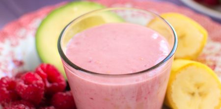 Koktajl z malinami, awokado i bananem