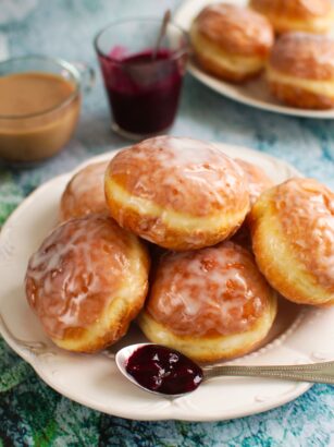 Pączki budyniowe z wiśniami