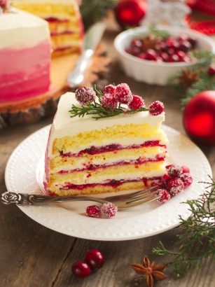 Tort żurawinowy z kremem z białej czekolady