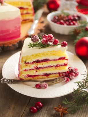 Tort żurawinowy z kremem z białej czekolady