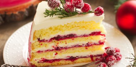 Tort żurawinowy z kremem z białej czekolady