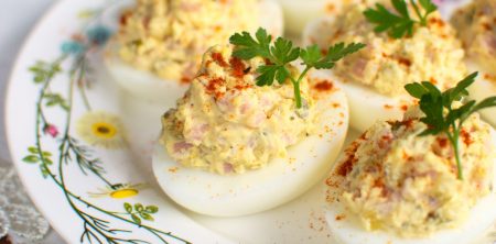 Jajka faszerowane ogórkiem konserwowym i szynką