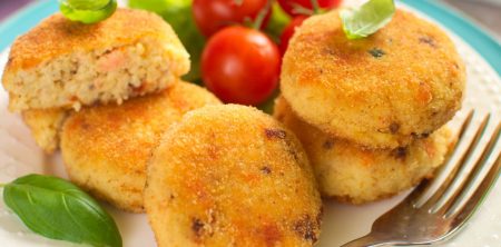 Kotleciki jaglane z wędzonym łososiem i suszonymi pomidorami