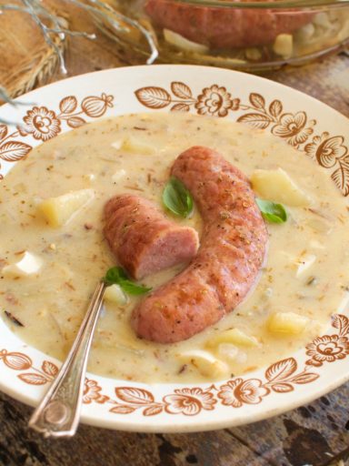 Chrzanowy żur wielkanocny z pieczoną białą kiełbasą