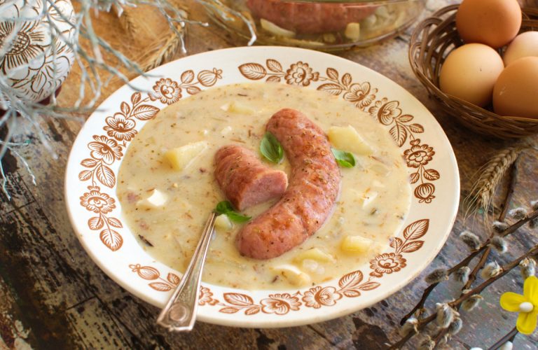 Chrzanowy żur wielkanocny z pieczoną białą kiełbasą