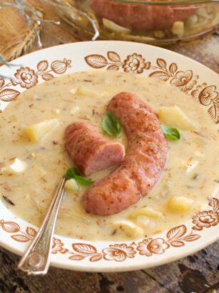 Chrzanowy żur wielkanocny z pieczoną białą kiełbasą