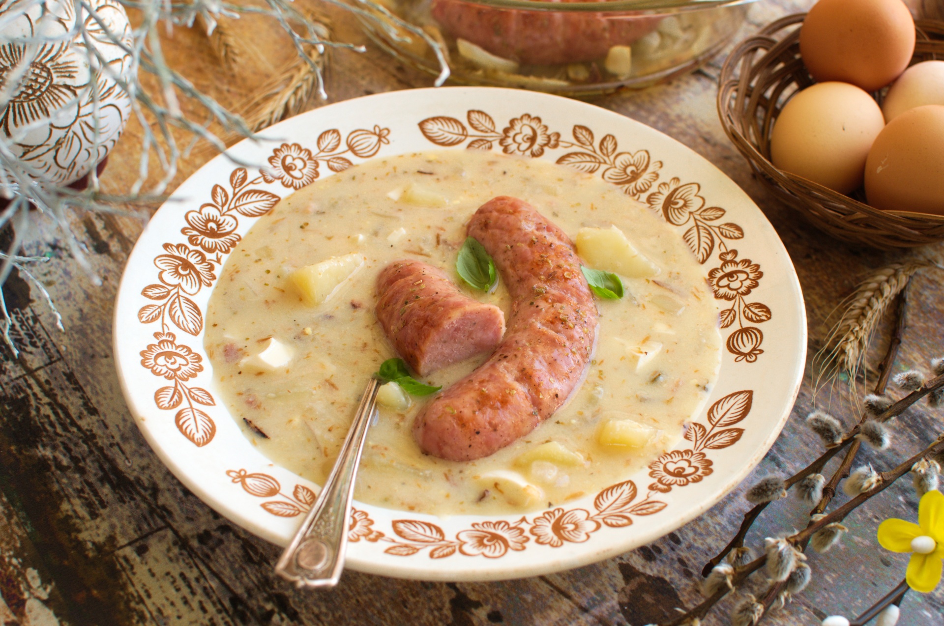 Chrzanowy żur wielkanocny z pieczoną białą kiełbasą