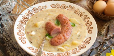 Chrzanowy żur wielkanocny z pieczoną białą kiełbasą