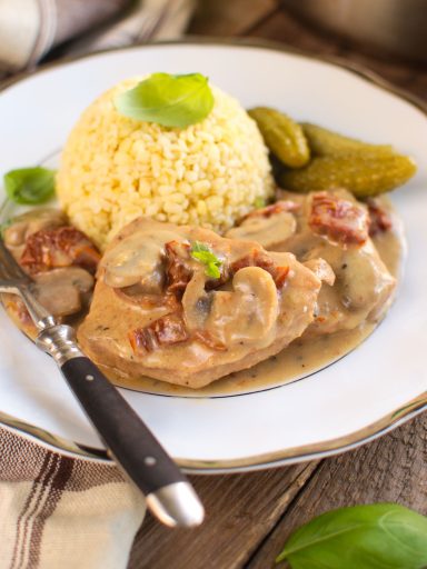 Sznycle schabowe gotowane w sosie z suszonymi pomidorami i pieczarkami