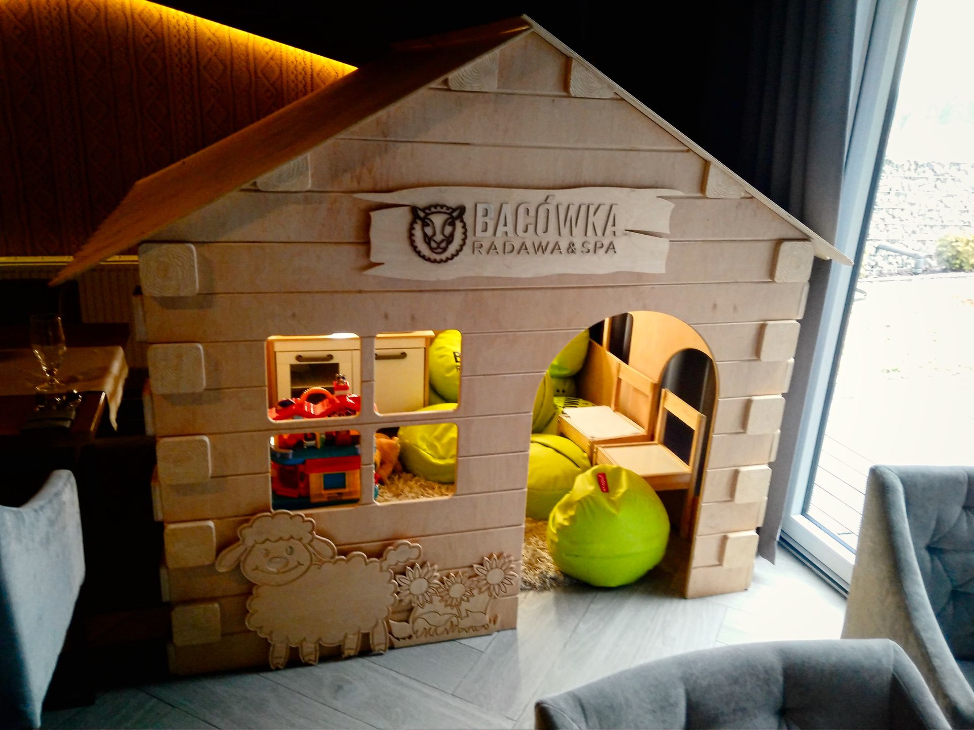 Domek zabaw dla najmłodszych w restauracji.