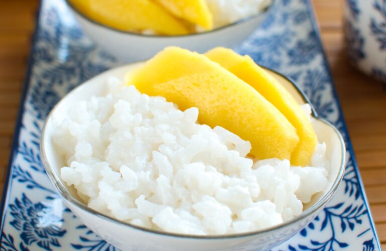Ryżowy deser tajski z mango