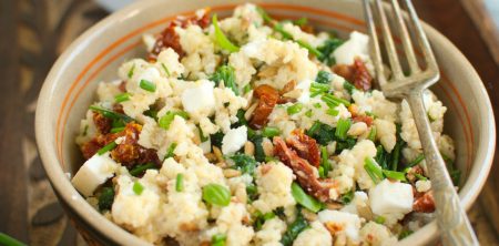 Sałatka z kaszą jaglaną, szpinakiem, fetą i suszonymi pomidorami