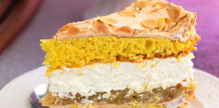 Torcik rabarbarowy bezowo-śmietankowy