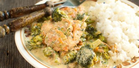 Kurczak w sosie z brokułem i marchewką