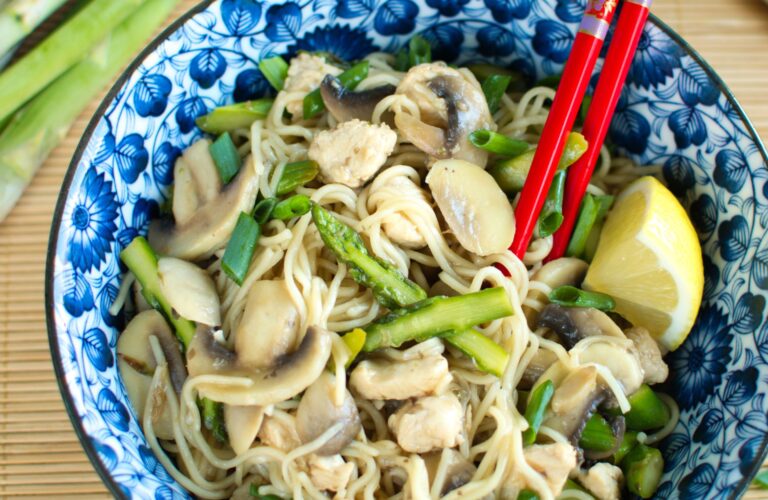 Chow mein z kurczakiem, szparagami i pieczarkami