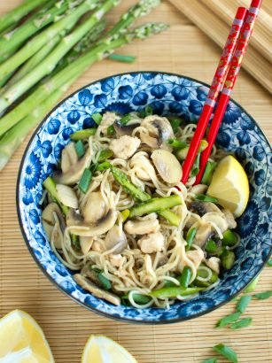 Chow mein z kurczakiem, szparagami i pieczarkami