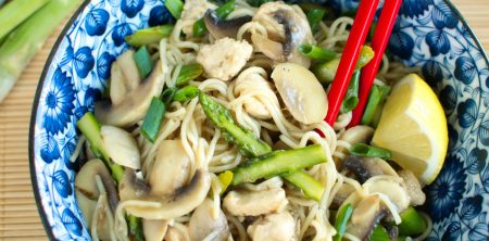 Chow mein z kurczakiem, szparagami i pieczarkami