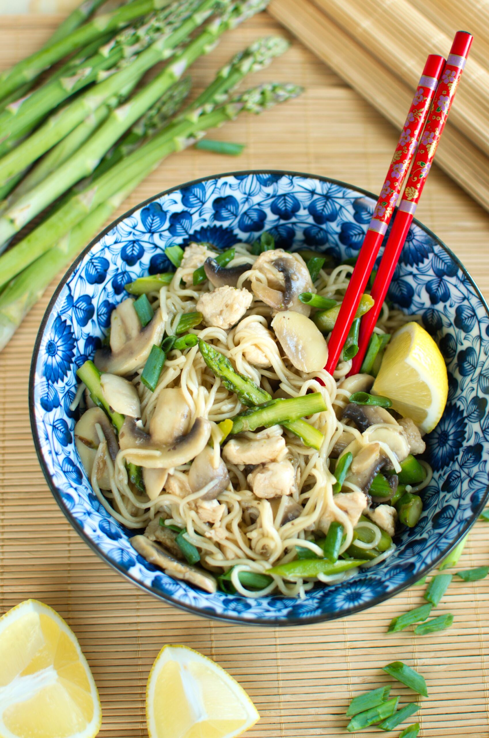 Chow mein z kurczakiem, szparagami i pieczarkami