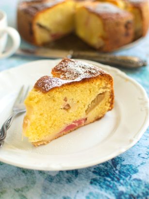 Ciasto z budyniem i rabarbarem