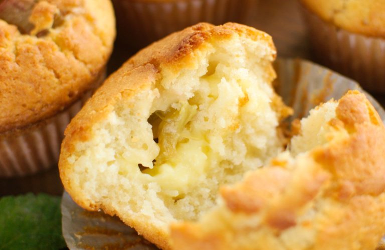 Muffinki z rabarbarem i budyniem