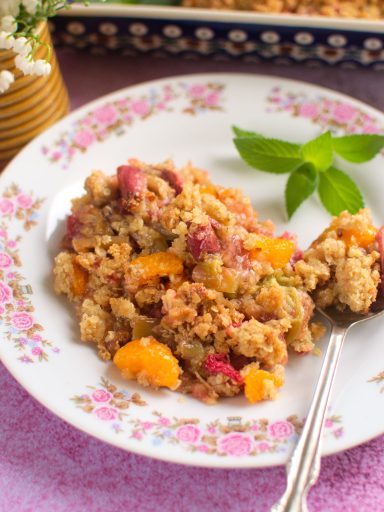 Rabarbar z mandarynkami zapiekany pod owsianą kruszonką