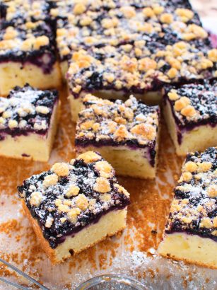 Ciasto jogurtowe z jagodami i kruszonką