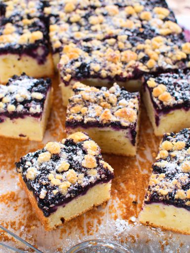 Ciasto jogurtowe z jagodami i kruszonką