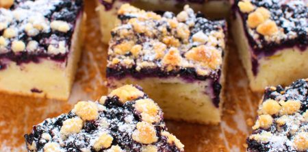 Ciasto jogurtowe z jagodami i kruszonką