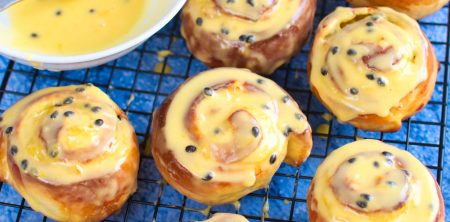 Drożdżowe ślimaczki z budyniem kokosowym i lukrem z marakui