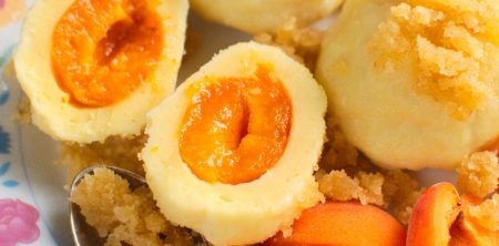 Knedle serowe z morelami