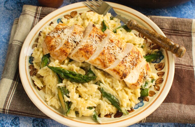 Makaron orzo z kurczakiem i szparagami
