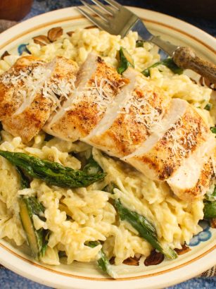 Makaron orzo z kurczakiem i szparagami