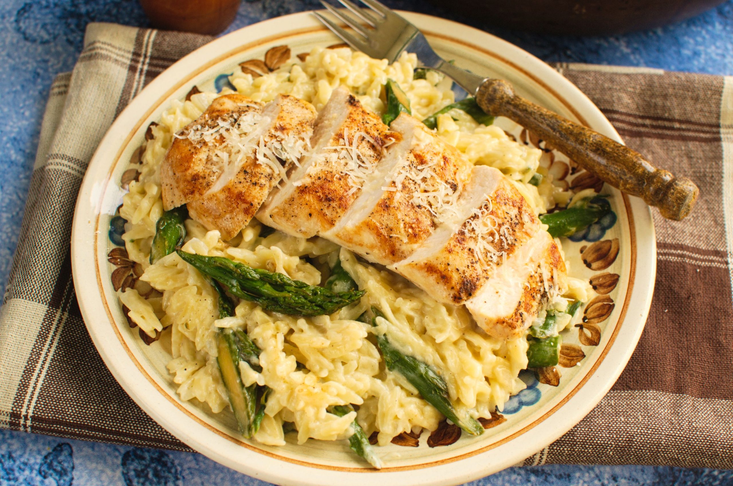 Makaron orzo z kurczakiem i szparagami