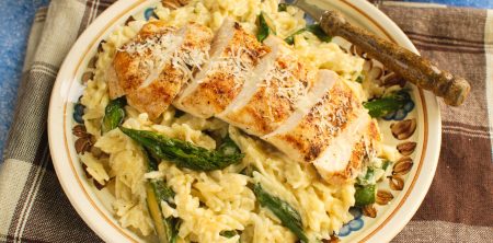 Makaron orzo z kurczakiem i szparagami